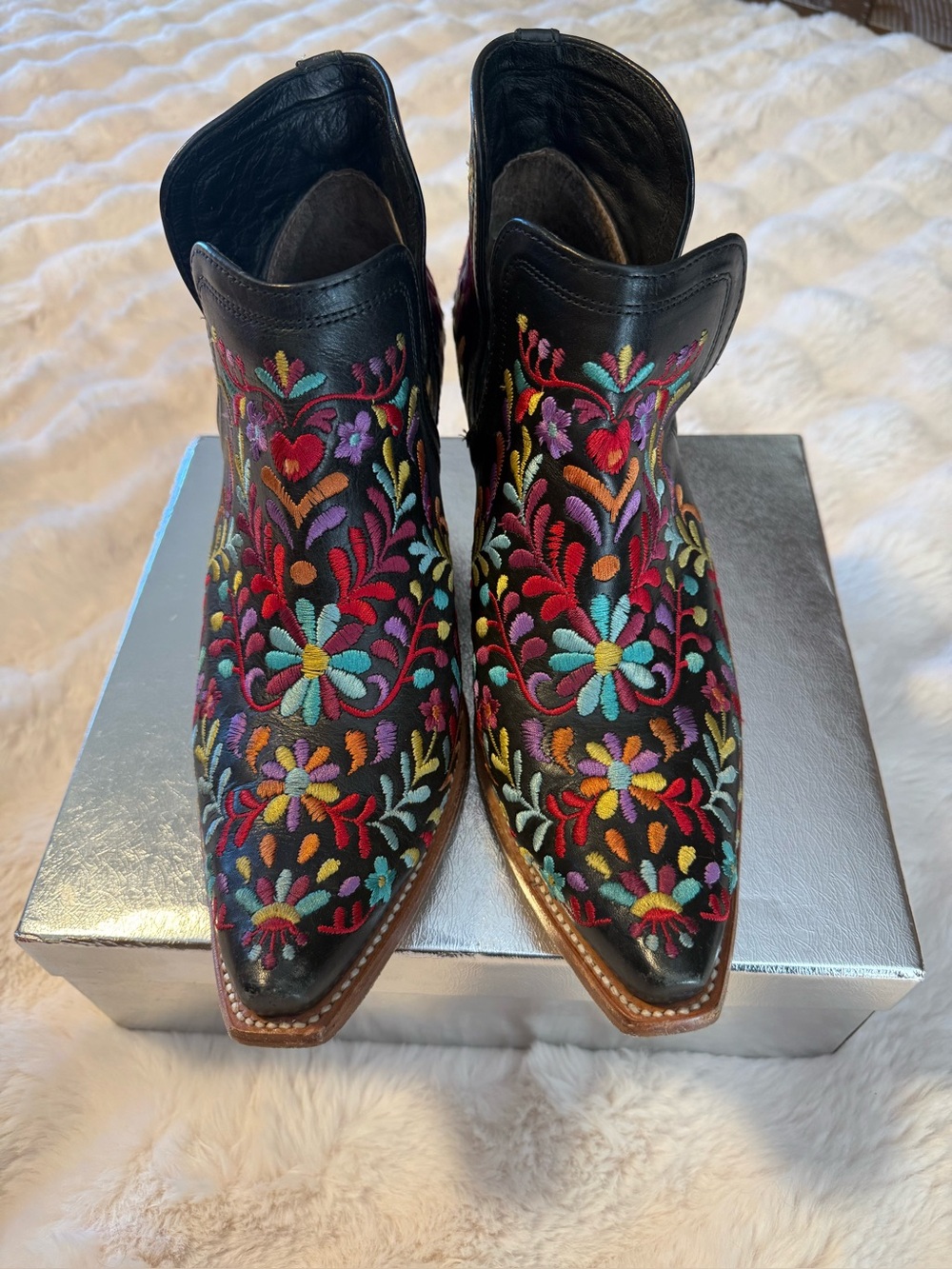 Ariat Dixon Brooklyn-Limited edition. Nod to Mexican Culture colorful embroidery